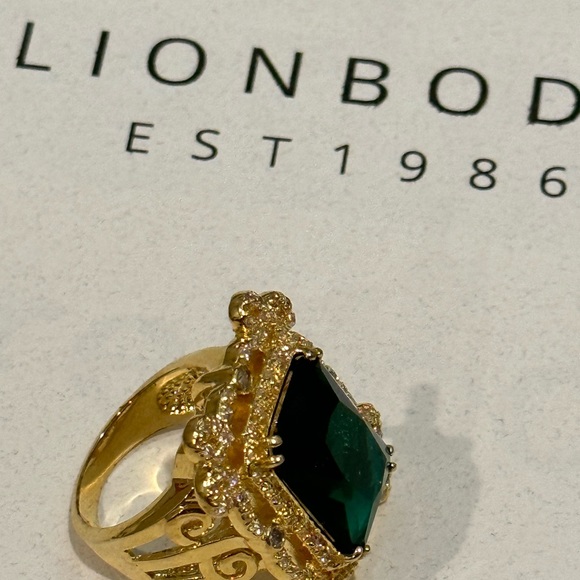 Emerald Regalia Ring - Picture 5 of 7
